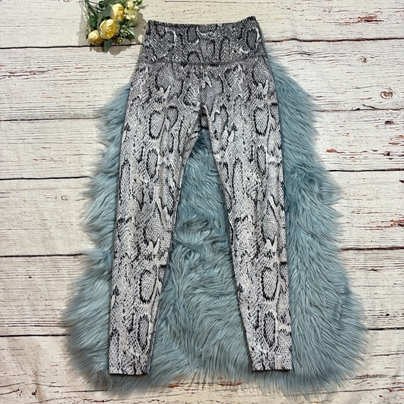 Beyond Yoga Python Snakeskin High Rise White Gray Leggings - Picture 1 of 9